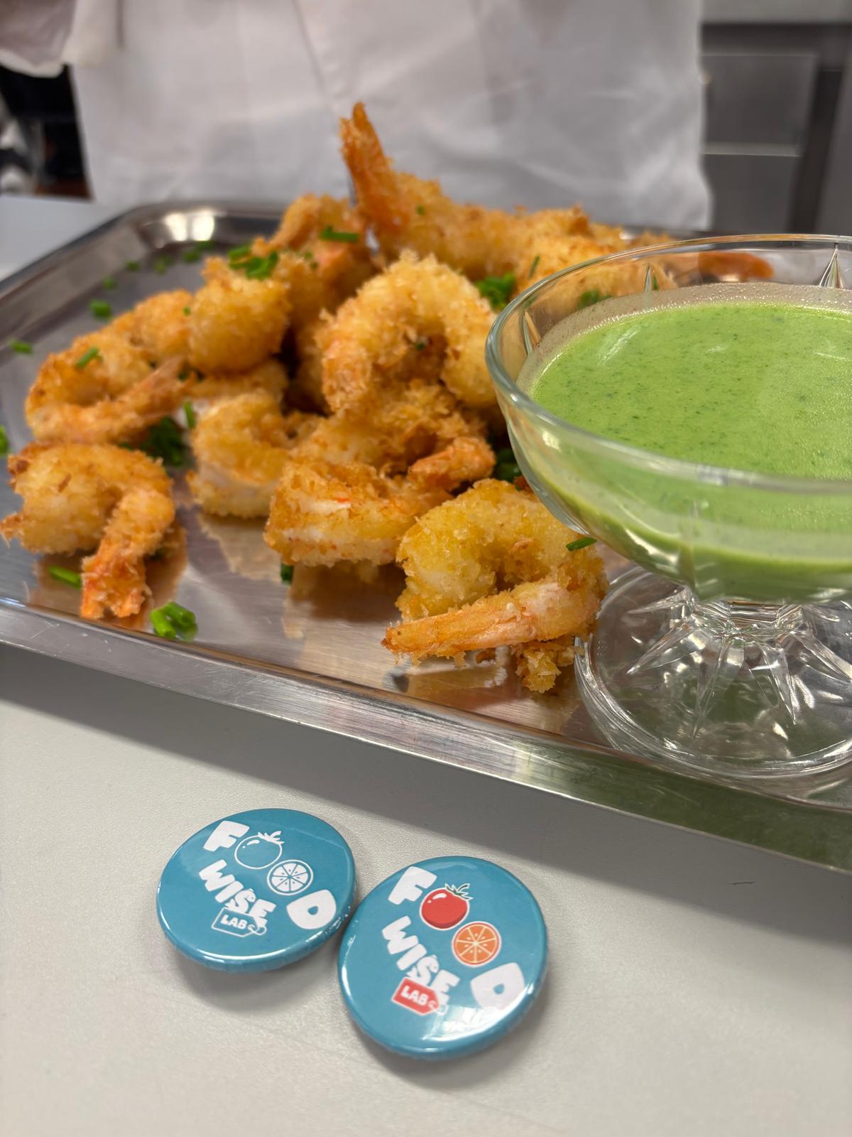 Camarão panado com aioli de coentros