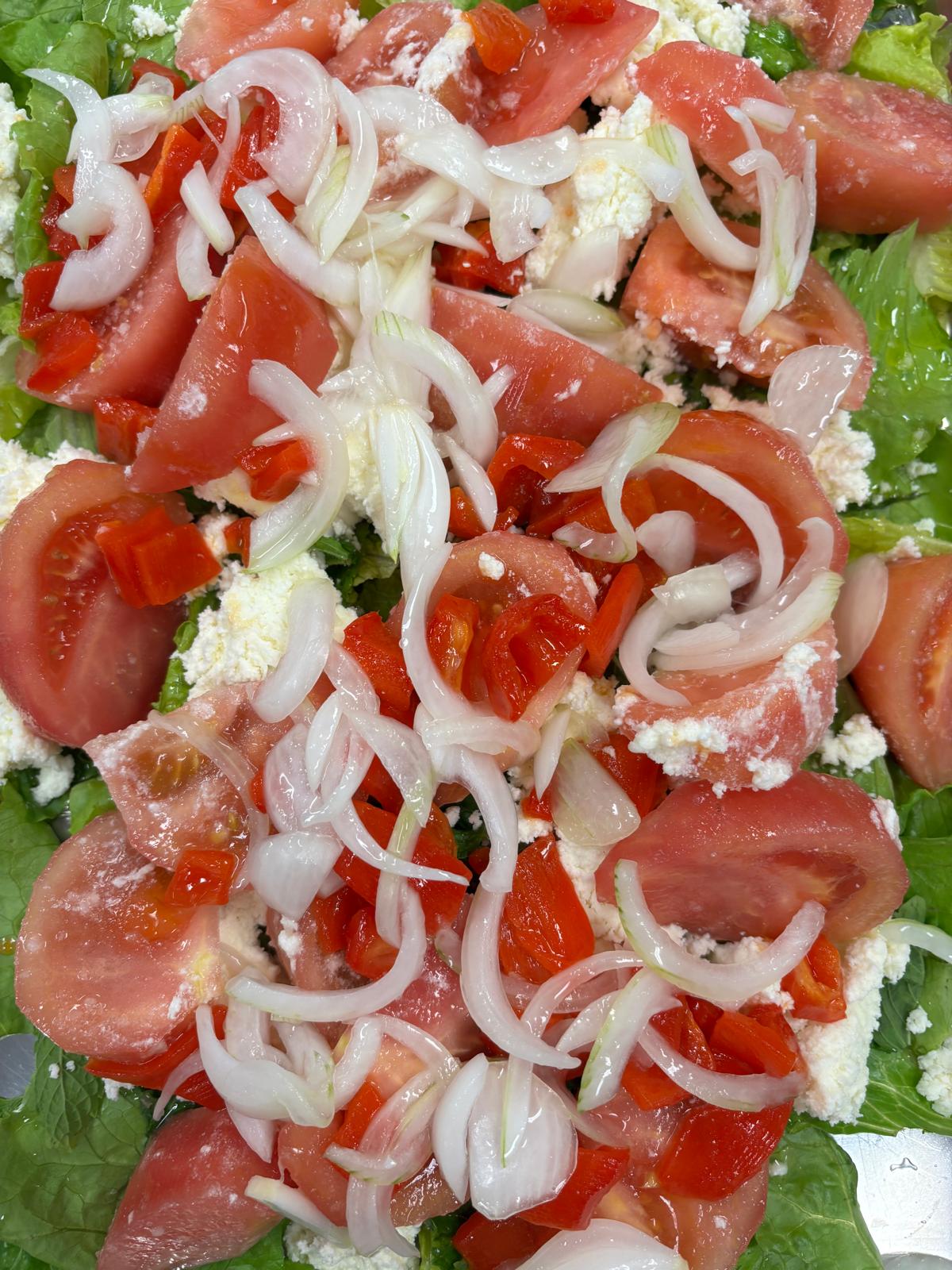 Requeijão fresco, tomate, pimentos confitados e hortelã